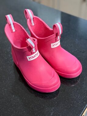 Xtratuf Kids Waterproof Pink Rain Boots with Easy Pull Tabs Size 10